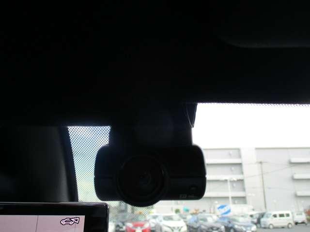 オーラ 1.2 NISMO ラインナビ/衝突軽減ブレーキ/踏み間違い/ カーテンエアバッグ エマブレ 禁煙 インテリキー ETC ドラレコ 車線逸脱警報 ワンセグ キーフリーシステム ダブルエアバック 定期点検記録簿 アルミホイール 運転席エアバッグ メモリーナビ 試乗車(7枚目)