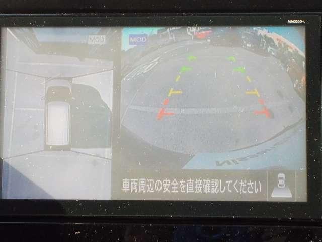 空から見下ろすような視点で、スムーズな駐車と安全確認をサポートする「アラウンドビューモニター」付です。