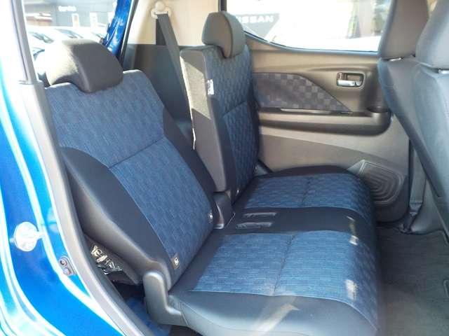 後席はリクライニング出来ます。