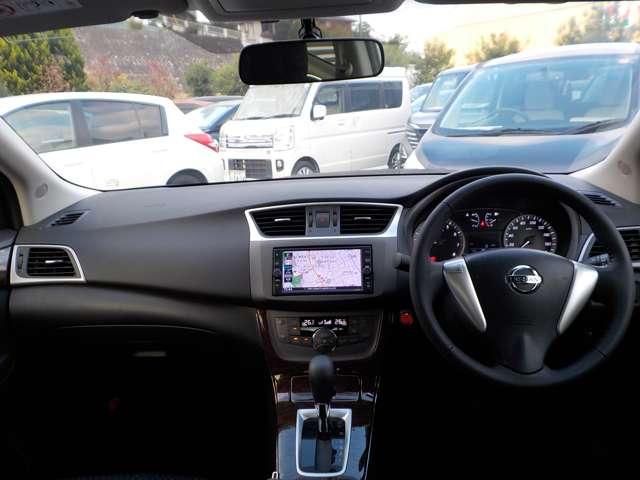 シルフィ １．８　Ｇ　１オーナー・７インチナビ・Ｂカメラ・ＥＴＣ　キーレスエントリー　サイドエアＢ　点検記録簿　スマートキー　バックカメラ　ＥＴＣ　１オーナー　アルミ　ＡＢＳ　メモリーナビ　オートエアコン　エアバッグ　パワーウインドウ　ワンセグＴＶ　ナビＴＶ（4枚目）