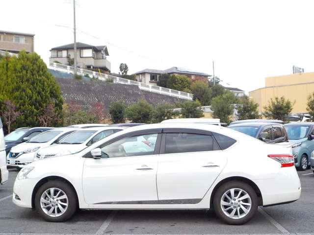 シルフィ １．８　Ｇ　１オーナー・７インチナビ・Ｂカメラ・ＥＴＣ　キーレスエントリー　サイドエアＢ　点検記録簿　スマートキー　バックカメラ　ＥＴＣ　１オーナー　アルミ　ＡＢＳ　メモリーナビ　オートエアコン　エアバッグ　パワーウインドウ　ワンセグＴＶ　ナビＴＶ（16枚目）