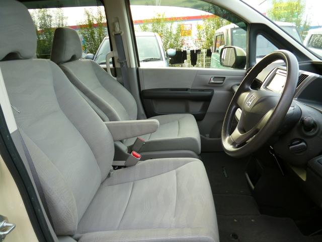ステップワゴン Ｇ　Ｅセレクション　全国対応１年保証　ワンオーナー車　純正ナビＴＶ　ＣＤ＆ＤＶＤ　ＵＳＢ　禁煙車　スマートキー　ＥＴＣ　前後ドライブレコーダー　両側パワースライドドア　アイドリングストップ　８人乗り　ドアミラーウィンカー（6枚目）