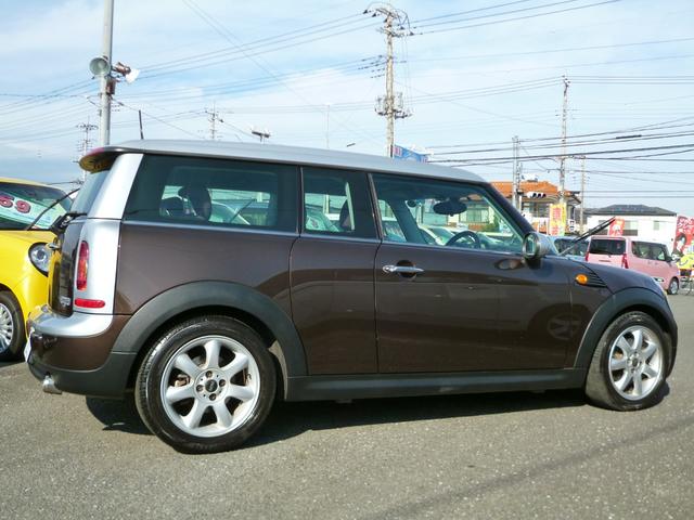 ＭＩＮＩ クーパー　クラブマン　クーパー　クラブマン（４名）　ＣＤ　ＡＵＸ　禁煙車　リモートコントロールキー　プッシュスタート　パドルシフト　ＥＴＣ　マニュアルモード　コンビ革シート　正規ディーラー車　ツートンカラー　純正アルミ（4枚目）
