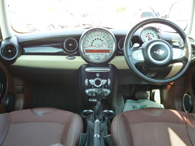 ＭＩＮＩ クーパー　クラブマン　クーパー　クラブマン（４名）　ＣＤ　ＡＵＸ　禁煙車　リモートコントロールキー　プッシュスタート　パドルシフト　ＥＴＣ　マニュアルモード　コンビ革シート　正規ディーラー車　ツートンカラー　純正アルミ（5枚目）