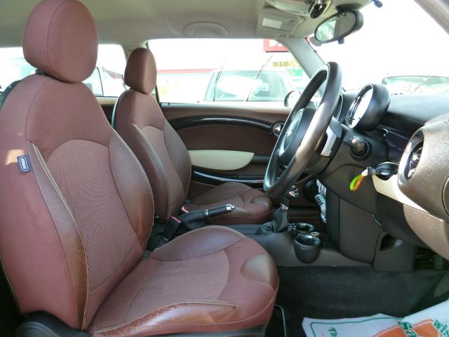 ＭＩＮＩ クーパー　クラブマン　クーパー　クラブマン（４名）　ＣＤ　ＡＵＸ　禁煙車　リモートコントロールキー　プッシュスタート　パドルシフト　ＥＴＣ　マニュアルモード　コンビ革シート　正規ディーラー車　ツートンカラー　純正アルミ（8枚目）