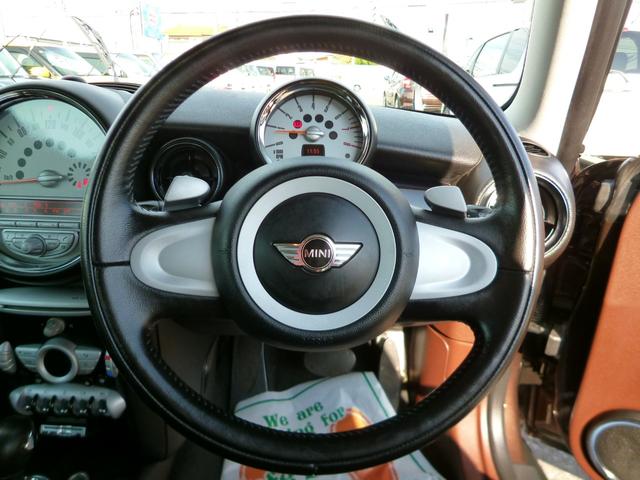 ＭＩＮＩ クーパー　クラブマン　クーパー　クラブマン（４名）　ＣＤ　ＡＵＸ　禁煙車　リモートコントロールキー　プッシュスタート　パドルシフト　ＥＴＣ　マニュアルモード　コンビ革シート　正規ディーラー車　ツートンカラー　純正アルミ（10枚目）