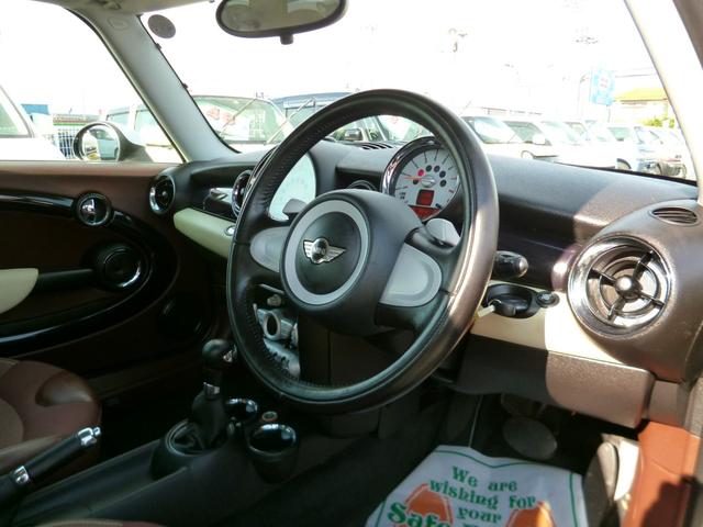 ＭＩＮＩ クーパー　クラブマン　クーパー　クラブマン（４名）　ＣＤ　ＡＵＸ　禁煙車　リモートコントロールキー　プッシュスタート　パドルシフト　ＥＴＣ　マニュアルモード　コンビ革シート　正規ディーラー車　ツートンカラー　純正アルミ（11枚目）