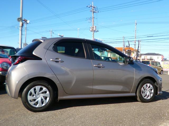 ヤリス G 新車保証継承 純正マルチメディアナビ パノラミックビューモニター CD&DVD BTオーディオ 禁煙車 スマートエントリー レーダークルーズコントロール ドライブレコーダー 6MT セーフティ SOS(4枚目)