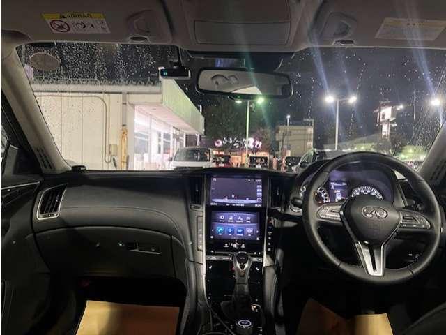 スカイライン 2.0 200GT-t タイプP メーカーナビ アラウンドビューモニター 衝突軽減装置 ドラレコ LED Bカメラ スマートキー オートクルーズコントロール ETC ナビTV ABS アルミホイール メモリーナビ キーレス オートエアコン サイドモニター ワンセグ 記録簿(4枚目)