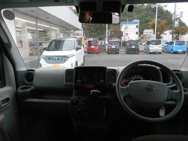 NV100クリッパーバン 660 DX GLパッケージ ハイルーフ CD・ラジオ一体型チューナー ETCユニット エマージェンシーB パワーウィンド ETC付き メンテナンスノート キーレスエントリー エアコン ダブルエアバッグ ワンオーナー パワーステアリング 運転席エアバッグ ABS アイドリンクストップ(4枚目)