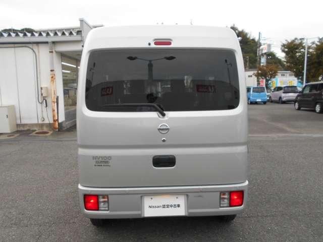 NV100クリッパーバン 660 DX GLパッケージ ハイルーフ CD・ラジオ一体型チューナー ETCユニット エマージェンシーB パワーウィンド ETC付き メンテナンスノート キーレスエントリー エアコン ダブルエアバッグ ワンオーナー パワーステアリング 運転席エアバッグ ABS アイドリンクストップ(18枚目)
