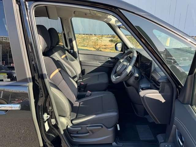 セレナ ２．０　ハイウェイスターＶ　元弊社社有車ＵＰ　コネクトナビ　Ｗ電動スライド　レーダークルコン　レーンアシスト　展示試乗車ＵＰ　ＬＥＤランプ　ワンオーナー車　ＥＴＣ装備　カーテンエアバッグ　アルミホイール　キーフリー　メモリ－ナビ　ナビＴＶ　記録簿　エアコン（18枚目）