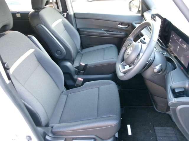 セレナ ２．０　ハイウェイスターＶ　ナビ＋ＡＶＭ＋後席Ｍ　ＡＷＩＮフルエアロ　試乗車　ＥＴＣ　Ｗ電動スライド　レーダークルコン　レーンアシスト　展示試乗車ＵＰ　ＬＥＤランプ　ワンオーナー車　盗難防止システム　ＥＴＣ装備　カーテンエアバッグ　アルミホイール　キーフリー　メモリ－ナビ　ナビＴＶ（8枚目）