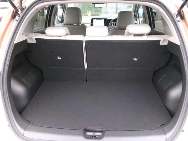 オーラ １．２　Ｇ　ＦＯＵＲ　レザーエディション　４ＷＤ　ナビ＋ＡＶＭ＋ＢＯＳＥ　ＥＴＣ２．０　ベージュ内装　試乗車　ワンオ－ナ－車　ＬＫＡ　試乗車　レザーシート　追従クルコン　禁煙　ＬＥＤライト　バックモニター　インテリキー　寒冷地仕様　４ＷＤ　ＥＴＣ　アルミ　記録簿　サイドカメラ　盗難警報器　キーレスエントリー（9枚目）