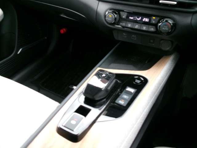 オーラ １．２　Ｇ　ＦＯＵＲ　レザーエディション　４ＷＤ　ナビ＋ＡＶＭ＋ＢＯＳＥ　ＥＴＣ２．０　ベージュ内装　試乗車　ワンオ－ナ－車　ＬＫＡ　試乗車　レザーシート　追従クルコン　禁煙　ＬＥＤライト　バックモニター　インテリキー　寒冷地仕様　４ＷＤ　ＥＴＣ　アルミ　記録簿　サイドカメラ　盗難警報器　キーレスエントリー（13枚目）