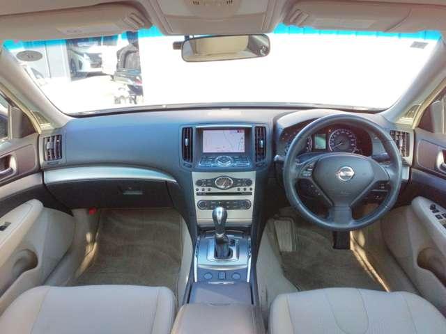 スカイライン ２．５　２５０ＧＴ　ナビ＋Ｂカメラ　ＥＴＣ　Ｄレコ　ＨＩＤ　Ａ／Ｗ　１オーナー　ドライブレコーダー　イモビライザー　ワンオーナー　バックカメラ　ＥＴＣ　点検記録簿　サイドカメラ　ＨＤＤナビ　ナビＴＶ　オートエアコン　キーレスエントリー　寒冷地仕様　パワーウィンドウ　エアバッグ（5枚目）