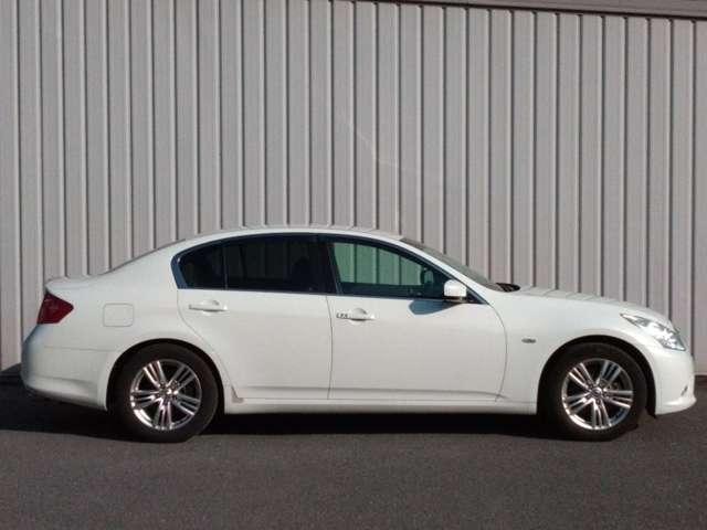 スカイライン ２．５　２５０ＧＴ　ナビ＋Ｂカメラ　ＥＴＣ　Ｄレコ　ＨＩＤ　Ａ／Ｗ　１オーナー　ドライブレコーダー　イモビライザー　ワンオーナー　バックカメラ　ＥＴＣ　点検記録簿　サイドカメラ　ＨＤＤナビ　ナビＴＶ　オートエアコン　キーレスエントリー　寒冷地仕様　パワーウィンドウ　エアバッグ（19枚目）