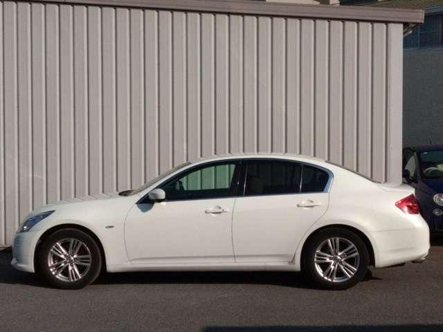 スカイライン ２．５　２５０ＧＴ　ナビ＋Ｂカメラ　ＥＴＣ　Ｄレコ　ＨＩＤ　Ａ／Ｗ　１オーナー　ドライブレコーダー　イモビライザー　ワンオーナー　バックカメラ　ＥＴＣ　点検記録簿　サイドカメラ　ＨＤＤナビ　ナビＴＶ　オートエアコン　キーレスエントリー　寒冷地仕様　パワーウィンドウ　エアバッグ（20枚目）