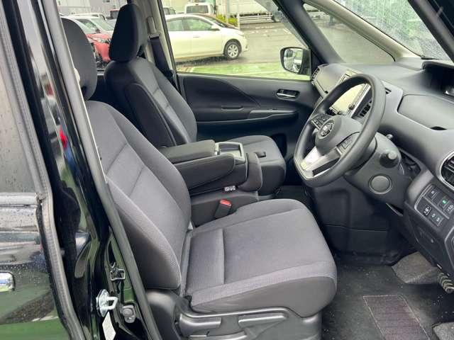 セレナ Ｘ　Ｖセレクション　４ＷＤ　ナビ＋ＡＶＭ＋ＥＴＣ　１オーナー　Ａストップ　全方位カメラ　エマブレ　ＬＥＤヘッドランプ　パーキングアシスト　インテリキー　両側電動ドア　ドラレコ　ＥＴＣ　エアコン　エアバッグ　盗難防止装置　ワンオーナー　４ＷＤ　キーレスエントリー（6枚目）