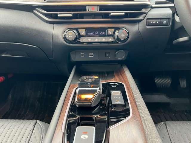 オーラ Ｇ　レザーＥＤ　ナビ＋ＡＶＭ＋ＥＴＣ　Ｐ－ｐｉｌｏｔ　試乗車　ワンオーナ　追突防止　レーダークルーズ　車線逸脱警報装置　寒冷地仕様　禁煙車　ＬＥＤ　盗難防止　記録簿　ＥＴＣ　インテリジェントキー　メモリーナビゲーション　ＡＷ　キーレスエントリー　オートエアコン（10枚目）