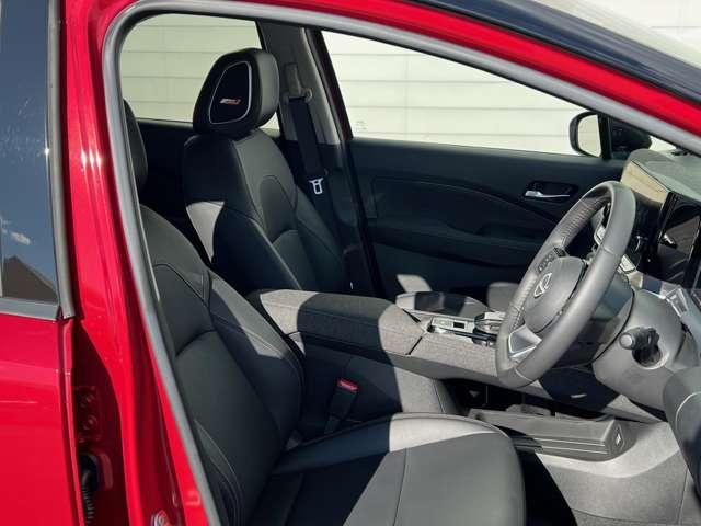 オーラ Ｇ　９０周年記念車　ナビ＋ＡＶＭ＋ＥＴＣ＋Ｄレコ　試乗車　アラウンドモニ　ＬＥＤ　スマートキー　衝突軽減ブレーキ　禁煙車　寒冷地仕様　試乗車　オートエアコン　アルミ　メモリーナビ　ドラレコ　キーレス　アイドリングストップ　ＥＴＣ　レーダークルーズ（6枚目）