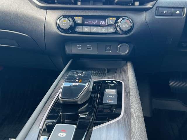 オーラ Ｇ　９０周年記念車　ナビ＋ＡＶＭ＋ＥＴＣ＋Ｄレコ　試乗車　アラウンドモニ　ＬＥＤ　スマートキー　衝突軽減ブレーキ　禁煙車　寒冷地仕様　試乗車　オートエアコン　アルミ　メモリーナビ　ドラレコ　キーレス　アイドリングストップ　ＥＴＣ　レーダークルーズ（10枚目）