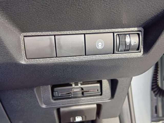 ノート Ｘ　２ＷＤ（ＭＣ後モデル）　走行５０６１キロ日産神奈川社有車　禁煙車　ＬＥＤライト　日産純正カーナビ　アラウンドビューモニター　ＥＴＣ２．０　車内撮影用カメラ付きドラレコ　メーカー新車保証継承　『年末年始のご案内　１２月２７日から新年３日まで休業いたします』（10枚目）