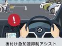 前方に障害物がない時でもアクセルペダルの踏み間違いによる加速を抑制。今お乗りのクルマに後付けでできる安全運転サポート装置です。【主な適合車】 マーチ ノート キューブ ジューク リーフ デイズ系等
