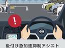 前方に障害物がない時でもアクセルペダルの踏み間違いによる加速を抑制。今お乗りのクルマに後付けでできる安全運転サポート装置です。【主な適合車】 マーチ ノート キューブ ジューク リーフ デイズ系等