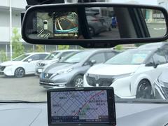 【アラウンドビューモニター装備】　フロント・左右ドアミラー・リヤの４つのカメラにより、車両を真上から見ているような映像をディスプレイに表示します。正確な駐車や取り回しを容易に行うことができます。 4