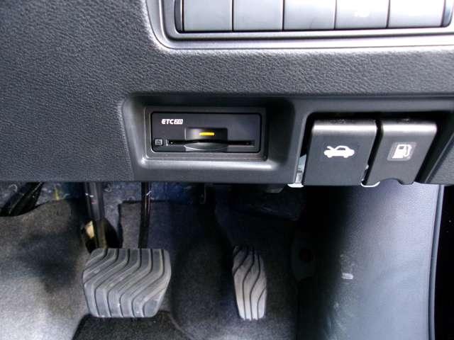 セレナ ２．０　ハイウェイスターＶ　メーカーナビアラウンドビューモニタードラ　Ｗ電動スライド　レーダークルコン　レーンアシスト　展示試乗車ＵＰ　ＬＥＤランプ　ワンオーナー車　ＥＴＣ装備　カーテンエアバッグ　アルミホイール　キーフリー　メモリ－ナビ　ナビＴＶ　記録簿　エアコン（9枚目）