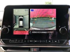 アラウンドビュ−モニタ−装備。上から見下ろしているような映像が表示されるので、車庫入れ時も安心です！ 7