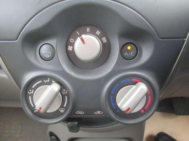 マニュアルエアコンですので、車内を快適な空間に出来ます♪