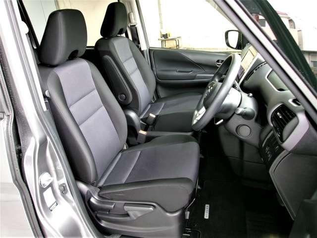 セレナ ２．０　ＸＶ　１３・３インチ大型後席モニター　オートクルーズ　ＬＥＤライト　ＥＴＣ車載器　レーンキープ　インテリキー　バックカメラ　記録簿　ドラレコ　パワーウインドウ　盗難防止システム　ナビＴＶ　エアコン　ＡＢＳ　エアバッグ　メモリーナビ（5枚目）