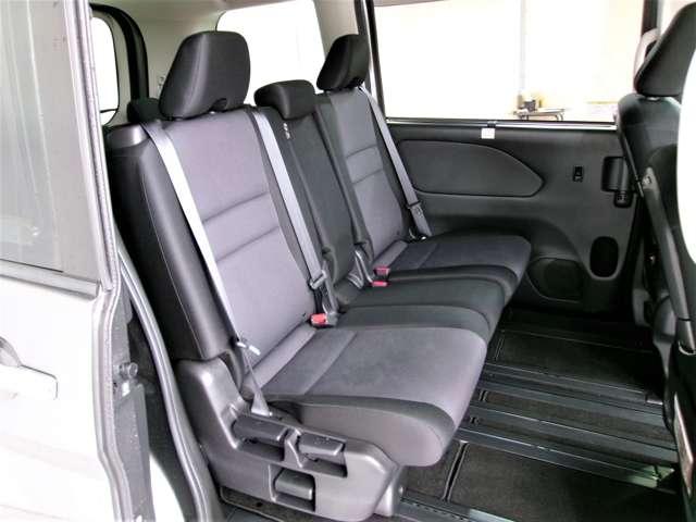 セレナ ２．０　ＸＶ　１３・３インチ大型後席モニター　オートクルーズ　ＬＥＤライト　ＥＴＣ車載器　レーンキープ　インテリキー　バックカメラ　記録簿　ドラレコ　パワーウインドウ　盗難防止システム　ナビＴＶ　エアコン　ＡＢＳ　エアバッグ　メモリーナビ（6枚目）