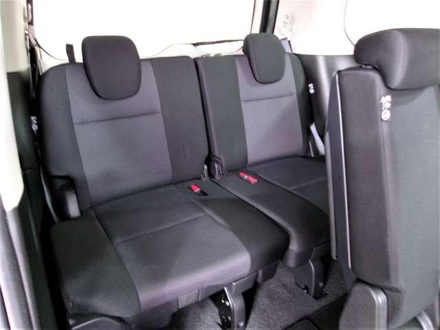 セレナ ２．０　ＸＶ　１３・３インチ大型後席モニター　オートクルーズ　ＬＥＤライト　ＥＴＣ車載器　レーンキープ　インテリキー　バックカメラ　記録簿　ドラレコ　パワーウインドウ　盗難防止システム　ナビＴＶ　エアコン　ＡＢＳ　エアバッグ　メモリーナビ（7枚目）