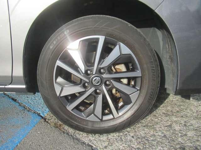 セレナ ２．０　ＸＶ　１３・３インチ大型後席モニター　オートクルーズ　ＬＥＤライト　ＥＴＣ車載器　レーンキープ　インテリキー　バックカメラ　記録簿　ドラレコ　パワーウインドウ　盗難防止システム　ナビＴＶ　エアコン　ＡＢＳ　エアバッグ　メモリーナビ（8枚目）