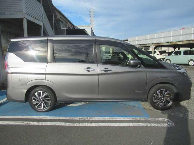 セレナ ２．０　ＸＶ　１３・３インチ大型後席モニター　オートクルーズ　ＬＥＤライト　ＥＴＣ車載器　レーンキープ　インテリキー　バックカメラ　記録簿　ドラレコ　パワーウインドウ　盗難防止システム　ナビＴＶ　エアコン　ＡＢＳ　エアバッグ　メモリーナビ（9枚目）