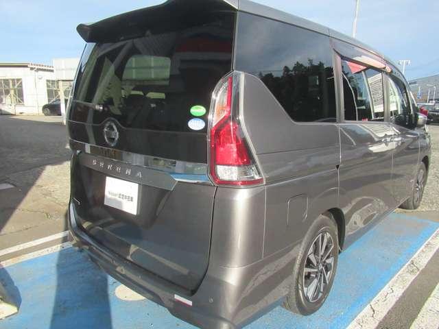 セレナ ２．０　ＸＶ　１３・３インチ大型後席モニター　オートクルーズ　ＬＥＤライト　ＥＴＣ車載器　レーンキープ　インテリキー　バックカメラ　記録簿　ドラレコ　パワーウインドウ　盗難防止システム　ナビＴＶ　エアコン　ＡＢＳ　エアバッグ　メモリーナビ（10枚目）