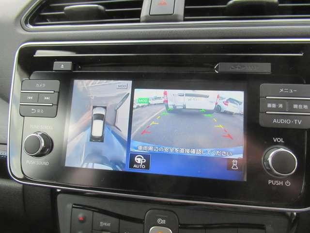 【アラウンドビューモニター装備】　バックカメラによる後方の確認だけでなく４つのカメラで真上から見ている様に周囲３６０度を写し出し、自車周辺の詳細な状況を確認出来ます。狭い場所での取り回しも安心です。