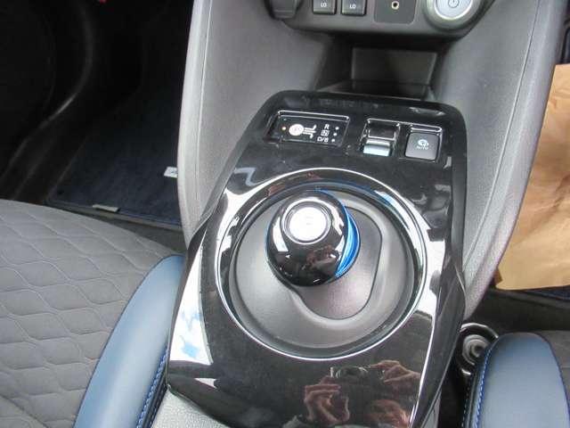 モーター駆動の日産車の代表的なシフトノブです☆凹凸を減らし、フラットさを大切にしました。