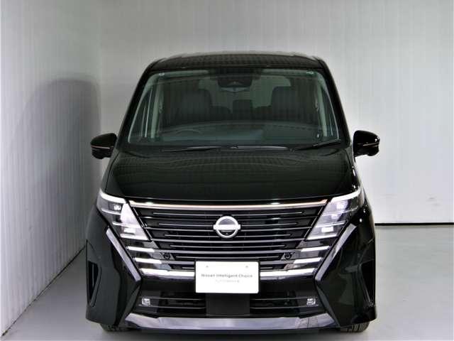 セレナ １．４　ｅ－ＰＯＷＥＲ　ハイウェイスターＶ　９０周年記念車　ＬＥＤヘッドランプ　試乗車　アラウンドビューモニター　踏み間違い防止アシスト　両側電動スライドドア　ドラレコ　アルミホイール　寒冷地仕様　エアバック　オートエアコン　スマートキー　助手席エアバック（2枚目）