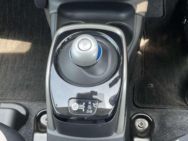 ノート １．２　ｅ－ＰＯＷＥＲ　Ｘ　ドライブレコーダー・日産メモリーナビ装備　アイドリング　追突防止　ＬＫＡ　アラビュー　盗難警報装置　スマートキーＰスタート　ナビ＆ＴＶ　メンテナンスノート　ＥＴＣ車載器　ドラレコ　オートエアコン　パワーウィンド　アルミホイール　エアバック（13枚目）