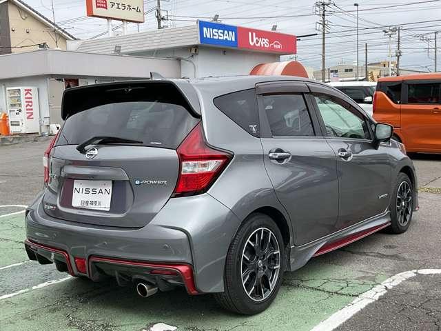 ノート １．２　ｅ－ＰＯＷＥＲ　ＮＩＳＭＯ　日産メモリーナビ・アラウンドビューモニタ　ＬＥＤランプ　Ｂカメラ　メモリーナビ付き　レーンアシスト　フルオートエアコン　スマートキープッシュスタート　Ｗエアバッグ　アルミ　キーフリー　記録簿　サイドカメラ　パワーステアリング　エアバック（2枚目）