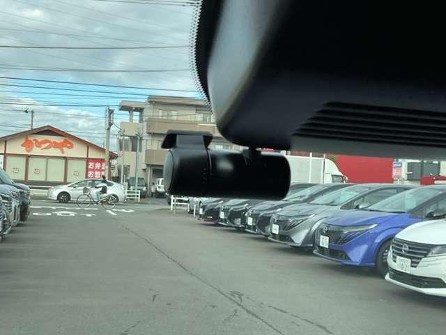 ノート １．２　Ｘ　弊社試乗使用社有車　ドライブレコーダー・　衝突被害軽減ブレ－キ　全方位カメラ　ＥＴＣ付　ＬＥＤヘッドライト　レーダークルーズ　レーンアシスト　インテリジェントキー　ワンオーナー　ドラレコ　アイドリングストップ　整備記録簿　盗難防止システム（5枚目）