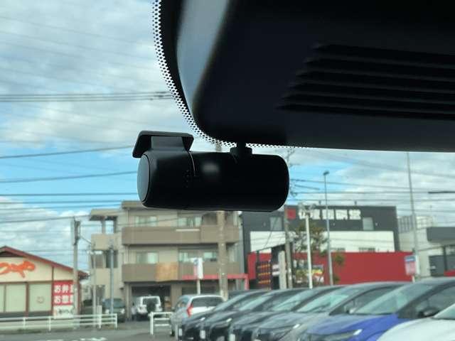 ノート １．２　Ｘ　弊社試乗使用社有車　ドライブレコーダー・　衝突被害軽減ブレ－キ　全方位カメラ　ＥＴＣ付　ＬＥＤヘッドライト　レーダークルーズ　レーンアシスト　インテリジェントキー　ワンオーナー　ドラレコ　アイドリングストップ　整備記録簿　盗難防止システム（5枚目）