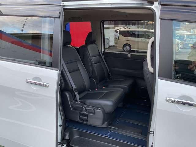 セレナ e-POWER AUTECH SPORTS SPEC 弊社試 乗使用社有車 ドライブレコーダー・プロパイロット・ニッサンコネクトナビ・アラウンドビューモニター・ビルトインETC2.0車載器・両側ハンズフリーオートドア・ワイヤレス充電器・スマートルームミラー(17枚目)