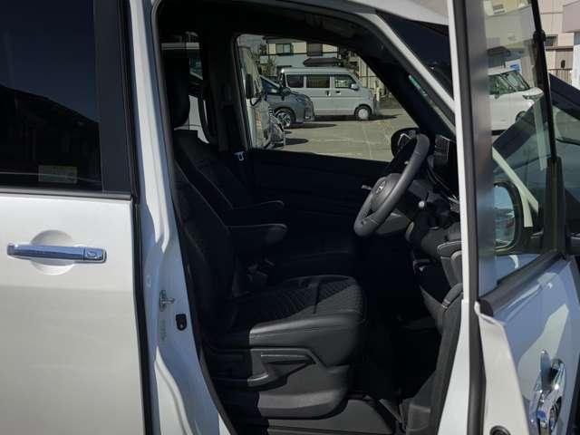 セレナ １．４　ｅ－ＰＯＷＥＲ　ハイウェイスターＶ　弊社試乗使用社有車　後席モニター　自動（被害軽減）ブレーキ　展示試乗車ＵＰ　ＬＤＰ　追従クルーズ　ＬＥＤランプ　アルミホイール　ドライブレコーダ　ＥＴＣ　記録簿　盗難防止システム　スマートキー　１オナ　オートエアコン　ナビＴＶ（17枚目）