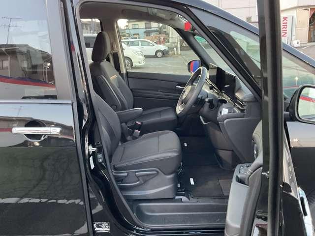 セレナ ２．０　ハイウェイスターＶ　弊社試乗使用社有車　Ｗ電動スライド　レーダークルコン　レーンアシスト　展示試乗車ＵＰ　ＬＥＤランプ　ワンオーナー車　盗難防止システム　ＥＴＣ装備　カーテンエアバッグ　アルミホイール　キーフリー　メモリ－ナビ　ナビＴＶ（18枚目）