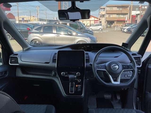 セレナ ２．０　ハイウェイスター　Ｖ　前後ドラレコ　リアモニター　サイドエアバッグ　アラウンドビュ－　アルミ　衝突被害軽減　ＬＤＰ　エアバッグ　両側オートスライドドア　ＬＥＤライト　インテリジェントキー　サイドカメラ　メモリーナビ　アダプティブクルーズコントロール（3枚目）